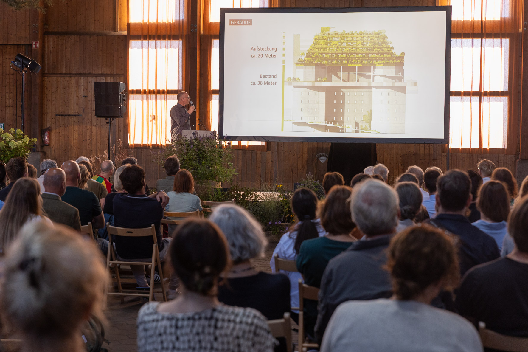 Besucher können eine Vielzahl an Gehölzen, Bäumen und Pflanzen in der Baumschule entdecken und mehr über deren Pflege lernen.