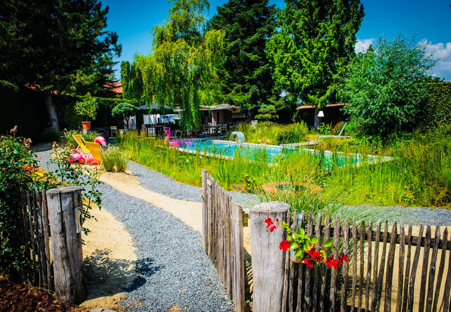 Blick in einen großen Garten