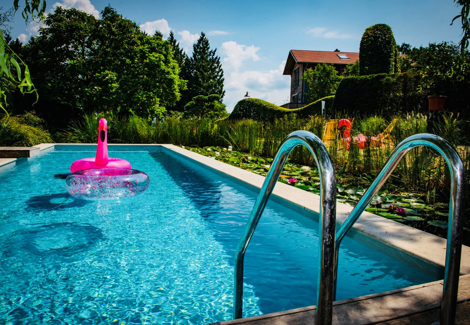 Großer Swimmingpool im Garten