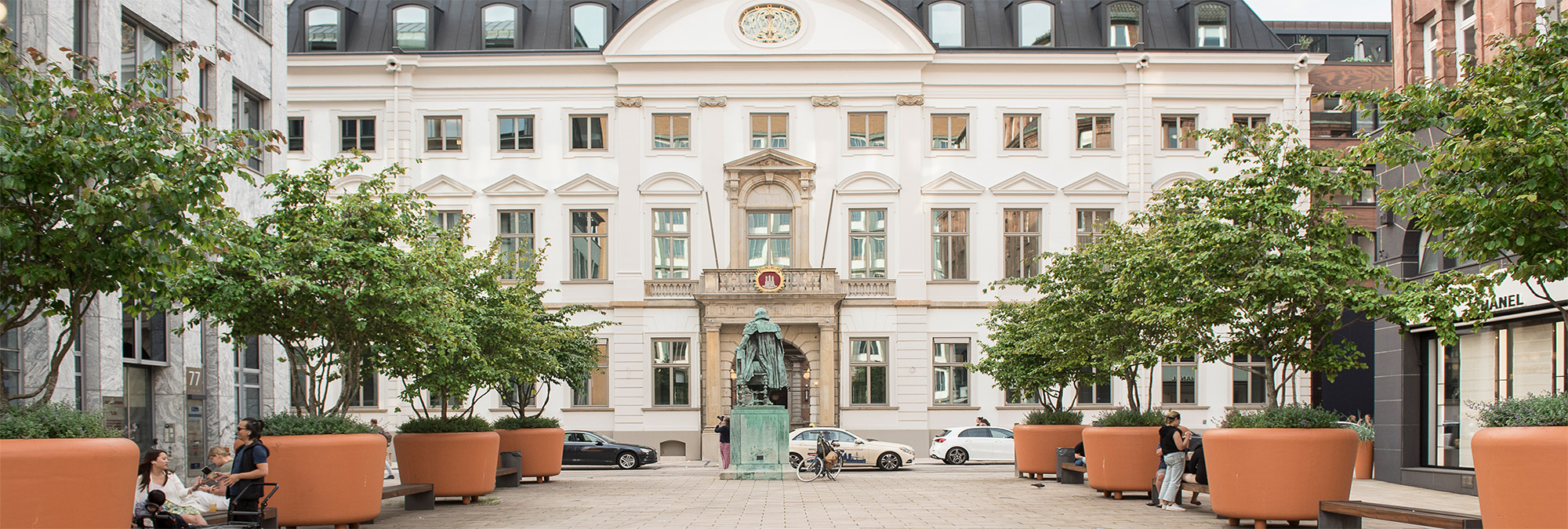 Hier finden Sie eine Auswahl an urbanen Referenzprojekten, sei es in Metropolen oder Industrieparks. Jedes Projekt hat seine Besonderheiten, doch eines haben sie gemeinsam: Bäume als natürliche Klimaanlagen im Freien!