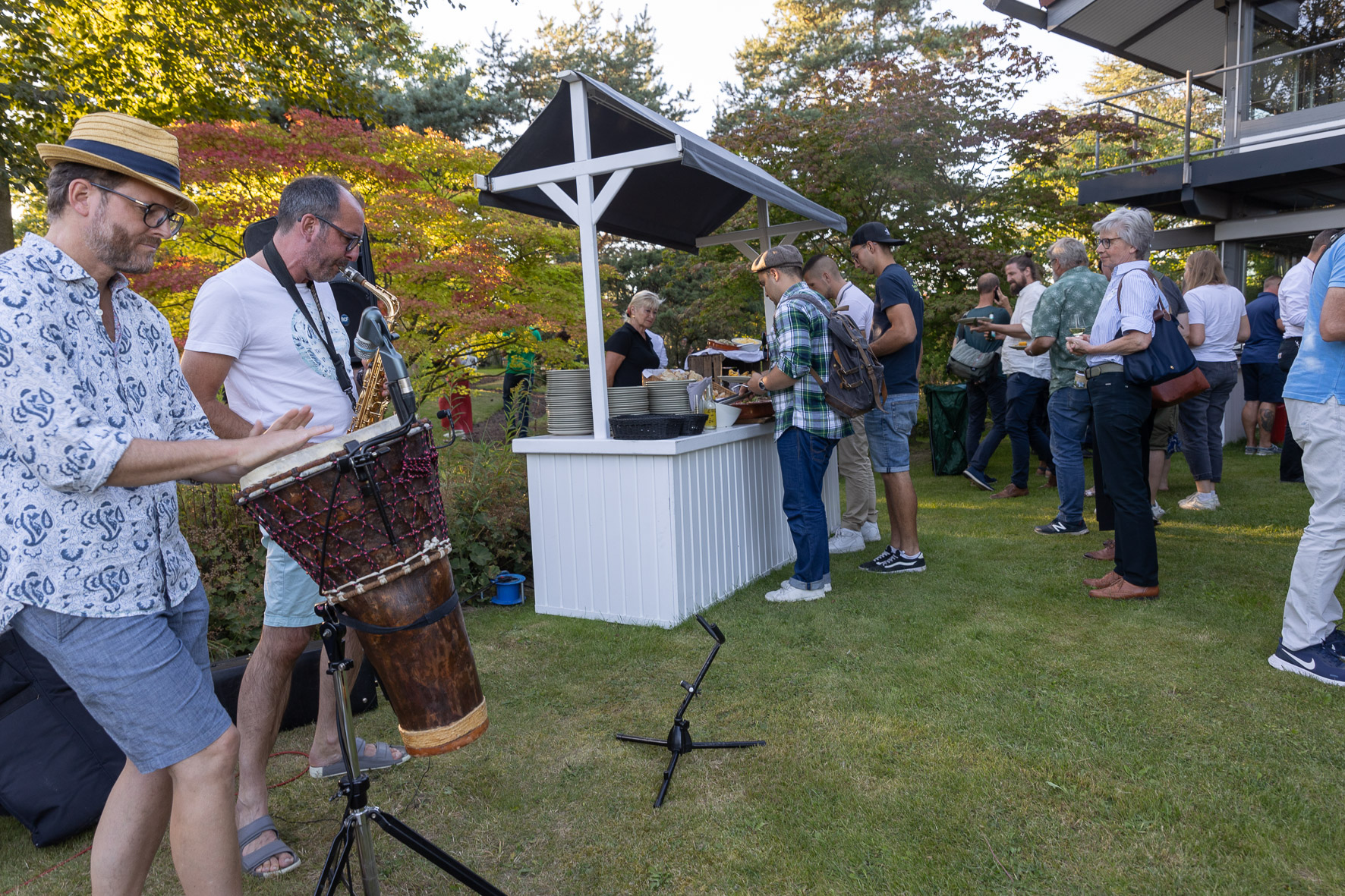 Genießen Sie eine entspannte Atmosphäre bei einem Barbecue, das den perfekten Rahmen für Gespräche und Networking bietet.