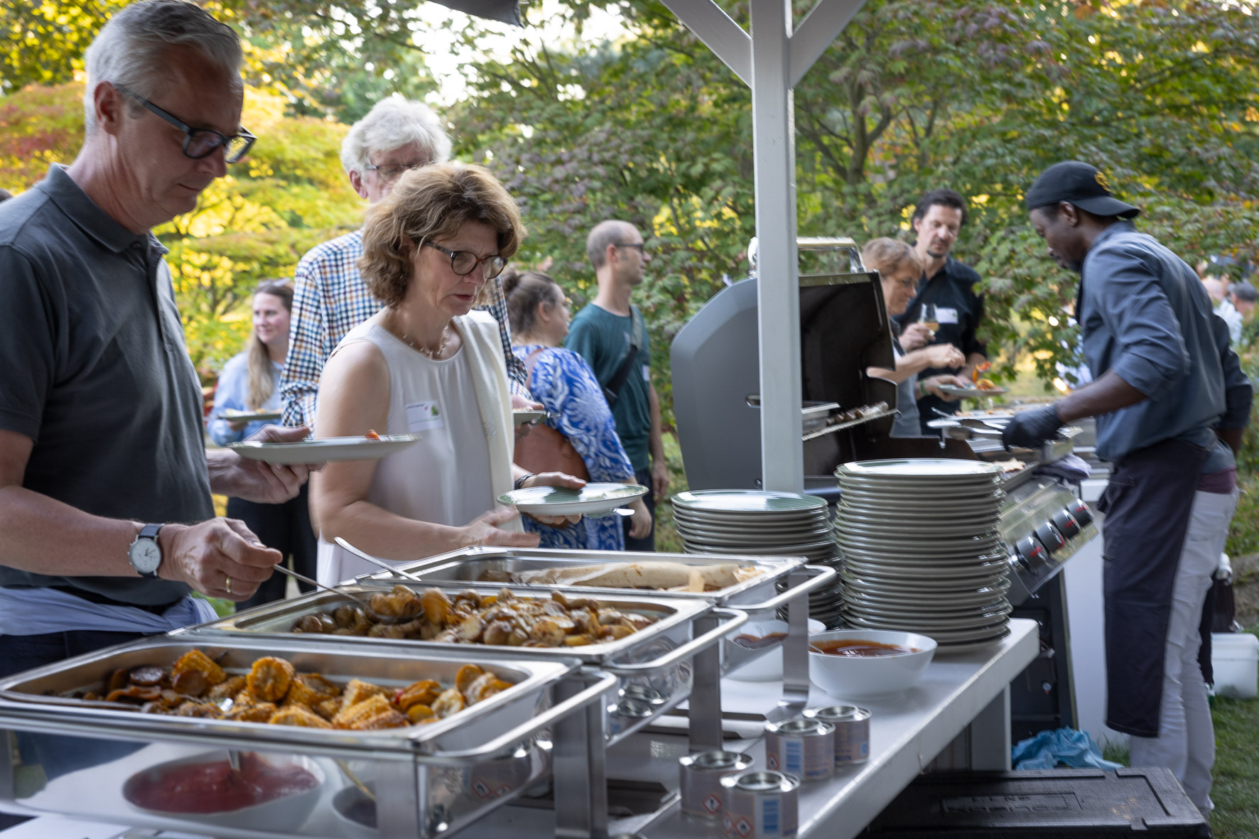 Erleben Sie einen geselligen Abend beim Barbecue, der ideale Ort für Gespräche und den Austausch von Ideen mit anderen Fachleuten.