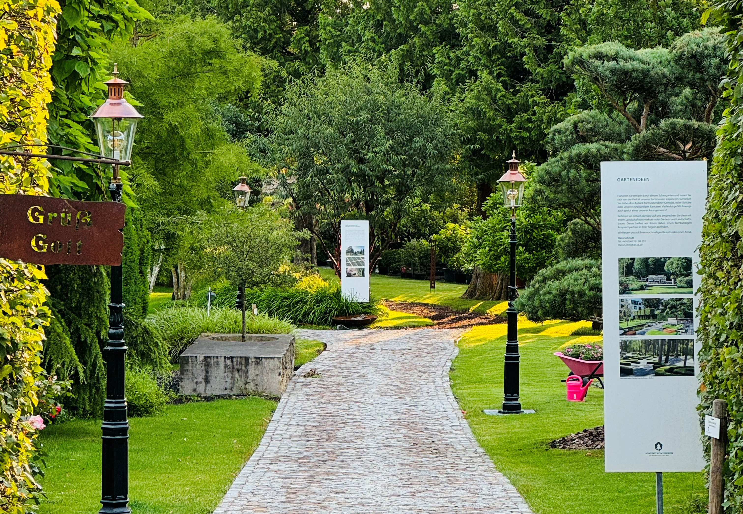 Weg führt in einen wunderschönen Garten