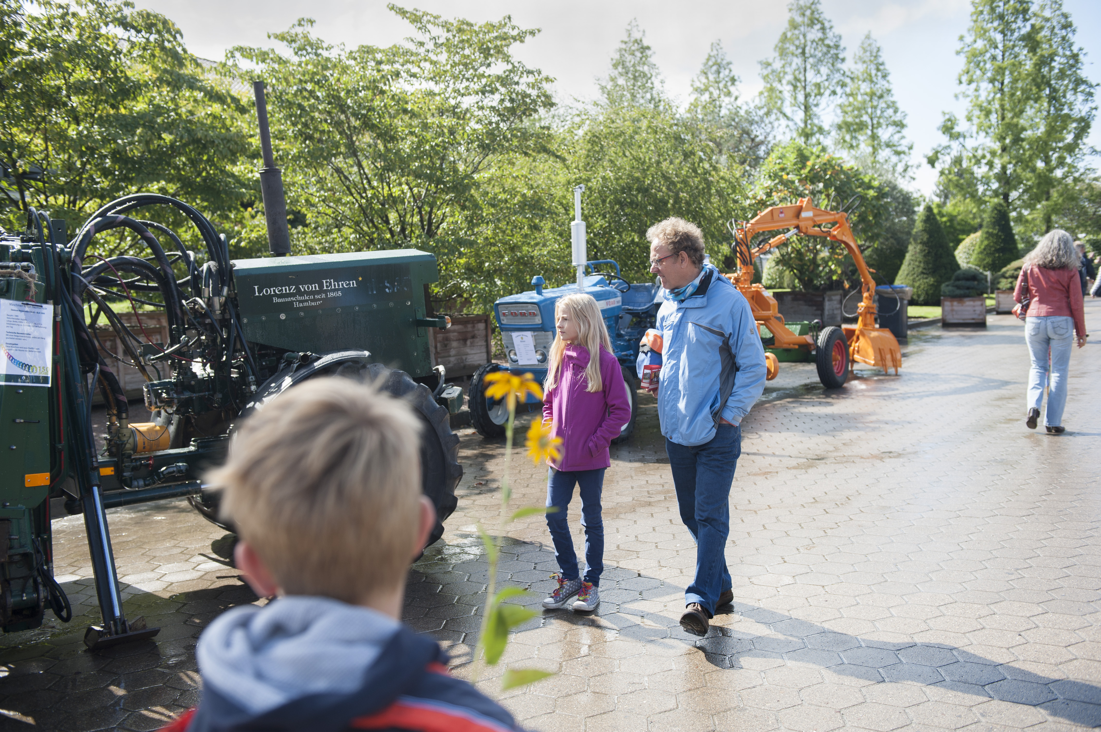 Besucher beim Tag der offenen Baumschule, erleben Sie Arbeitsvorgänge und modernste Baumschultechnik.